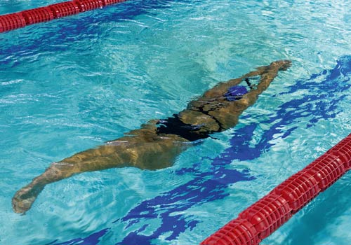 "Sozinhos podemos chegar longe, mas acompanhados ainda chegamos mais longe", garante Angélica André. “Amanhã vai ser igual a hoje. Acordar e treinar", atira depois do segundo treino do dia na piscina, onde nada 100 quilómetros por semana.
